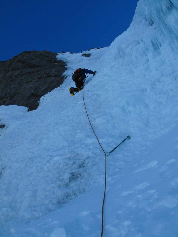 Bruno leads the first pitch of the couloir (photo by Yibai He)