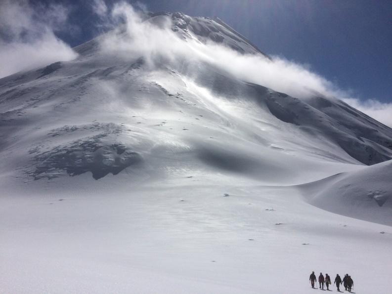 Debbie, Henry, Weimin, Sam, Lettie and Patrik off on an attempt of the summit.