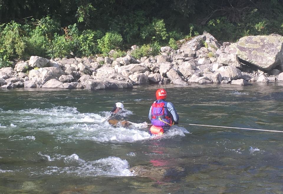 Person in water signalling for release from the strainer