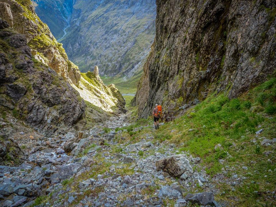 Descending the easy gully from U Pass