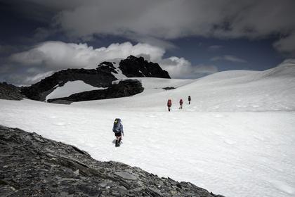 Climbing up the gentle snow slopes of Steadman Brow