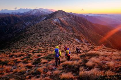 Looking ahead along the ridge towards Howlett’s Hut, the Sawtooth Ridge shrouded in cloud in the distance