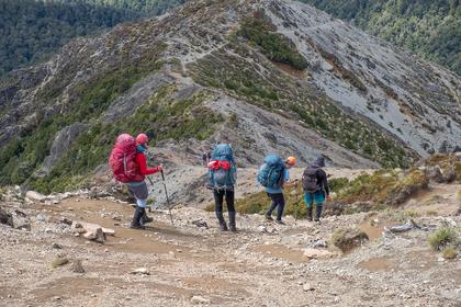 The steep descent down Kaweka J to Makahu Saddle. Photo credit: Ian.
