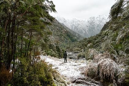 The snow begins to settle around Gosling Hut