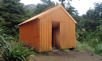 Makahu Saddle Hut. Photo credit: Matt.