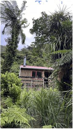 Quick lunch stop at North Ohau Hut