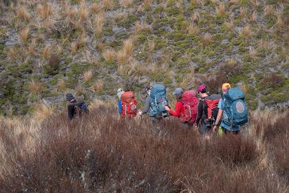 Trooping along to Harkness Hut. Photo credit: Ian.