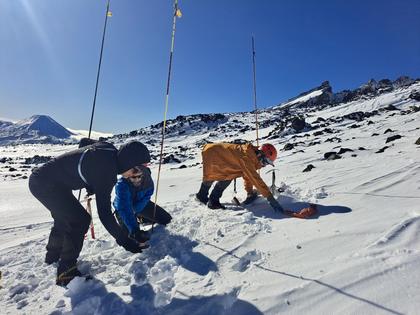 Using avalanche transceivers (Credit: Tiffany)