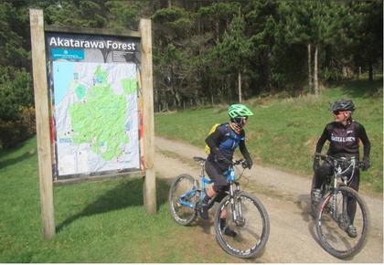 A very useful map at the top of the hill – and a chance for a snack (photo : henry fisher)