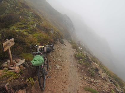 Steep drops and skinny tracks on the way to Ghost Lake (Photo : Henry)