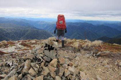 The big cairn marking the route down to Ballard Hut. Photo credit: Aimee.