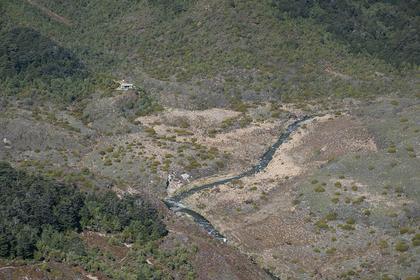 Little Waipakihi Hut, nestled in the river valley. Photo credit: Ian