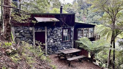 Appreciating a very well-maintained Xanadu Hut